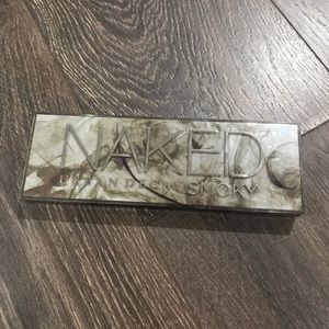 🖤 Urban Decay Naked Smoky Eyeshadow Palette 🖤